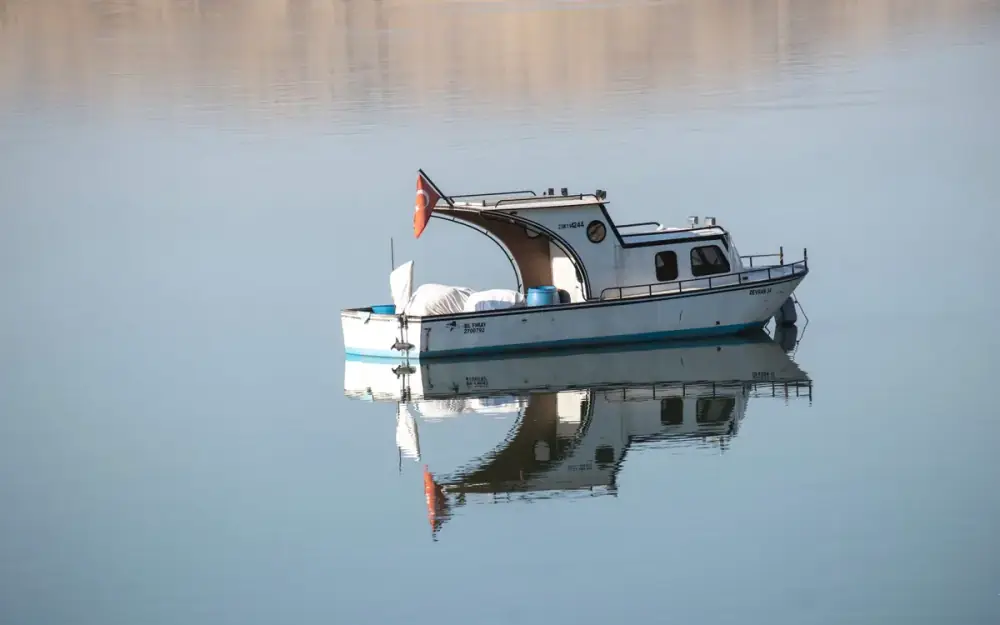 Bateau électrique silencieux sur l'eau