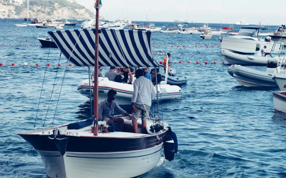 Petit bateau à moteur en mer, location sans permis
