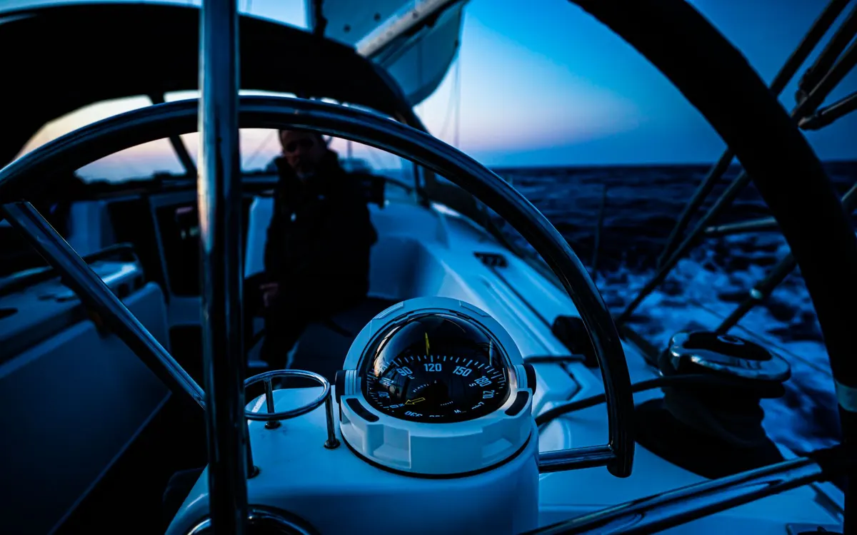 Carte marine et instrument de navigation à bord d'un bateau