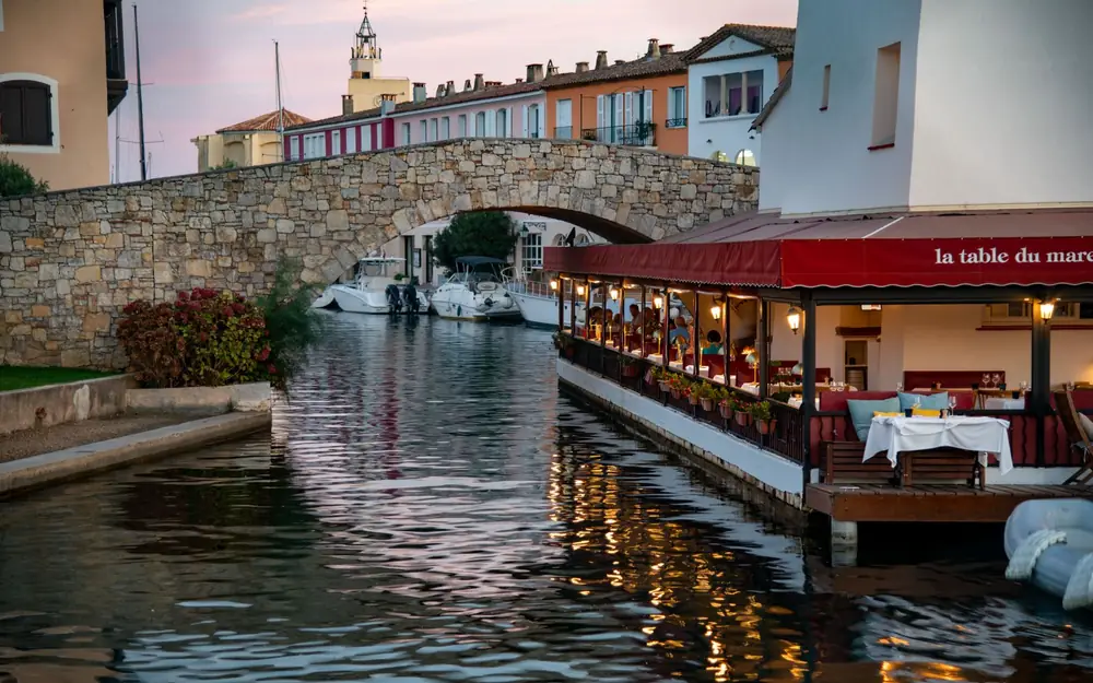 Pont d'une péniche-hôtel sur le canal