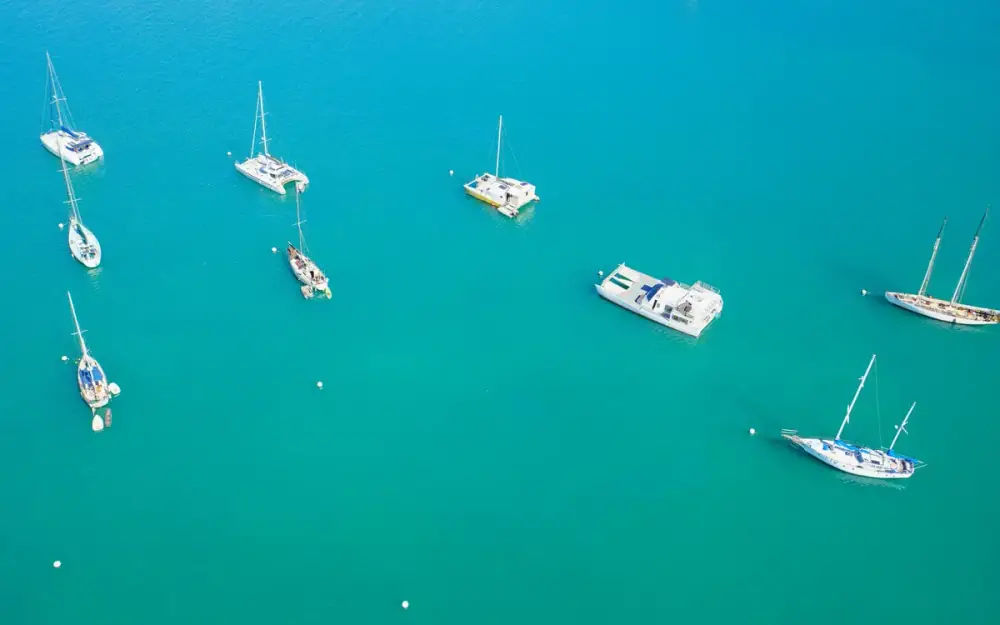 Catamaran au mouillage dans une baie turquoise
