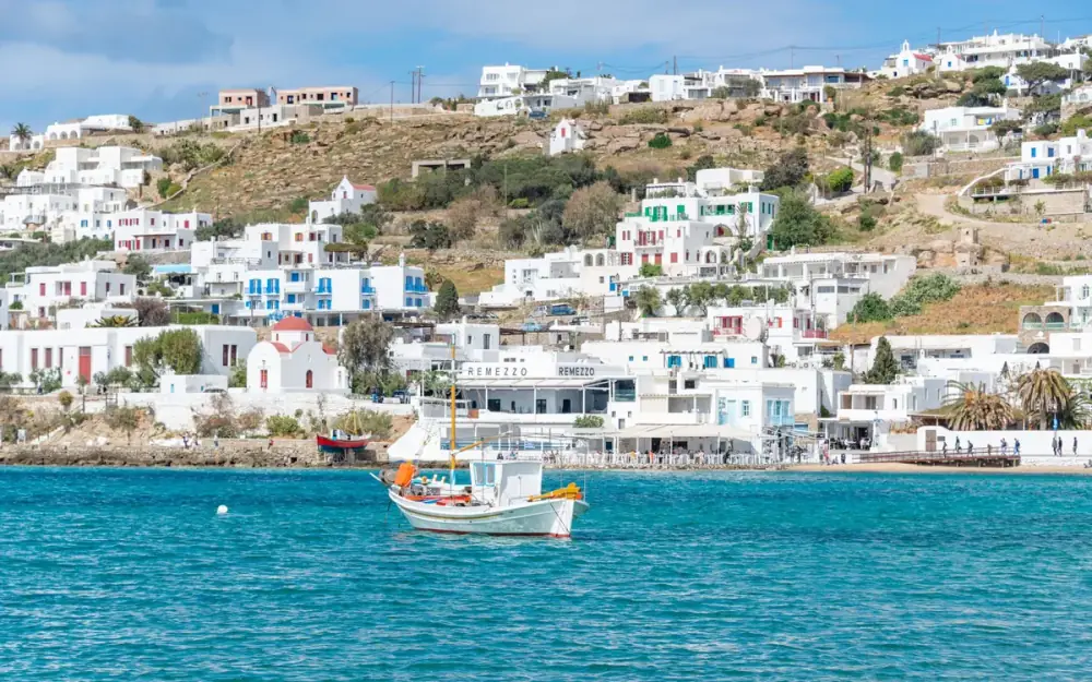 Village blanc des Cyclades et voilier en Grèce