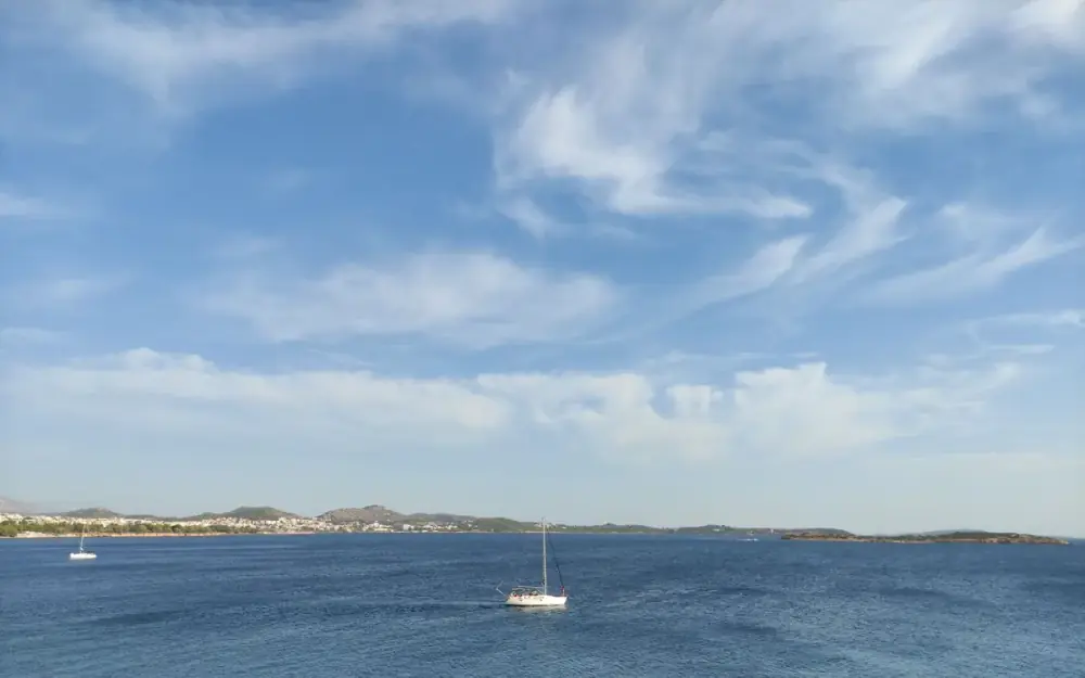 Côte méditerranéenne et voilier entre les îles