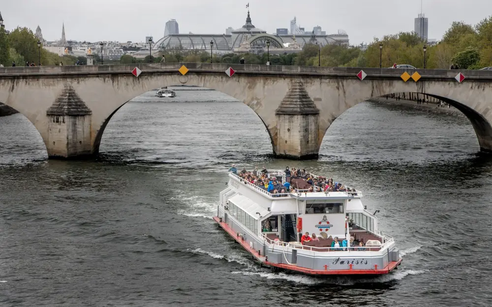 Vacances en famille à bord d'un bateau de canal