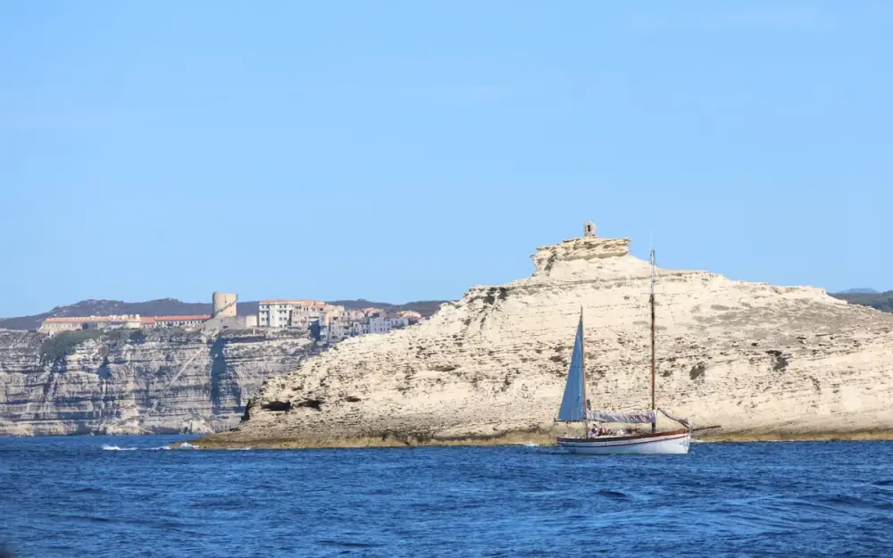 Falaises de Bonifacio en Corse et bateau