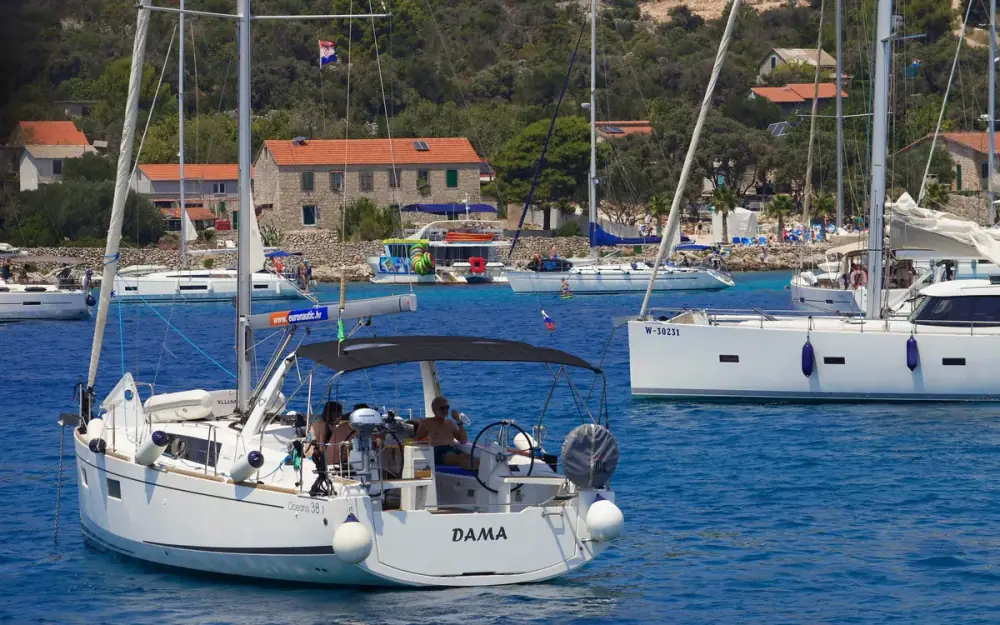 Île de Dalmatie et voilier en Croatie