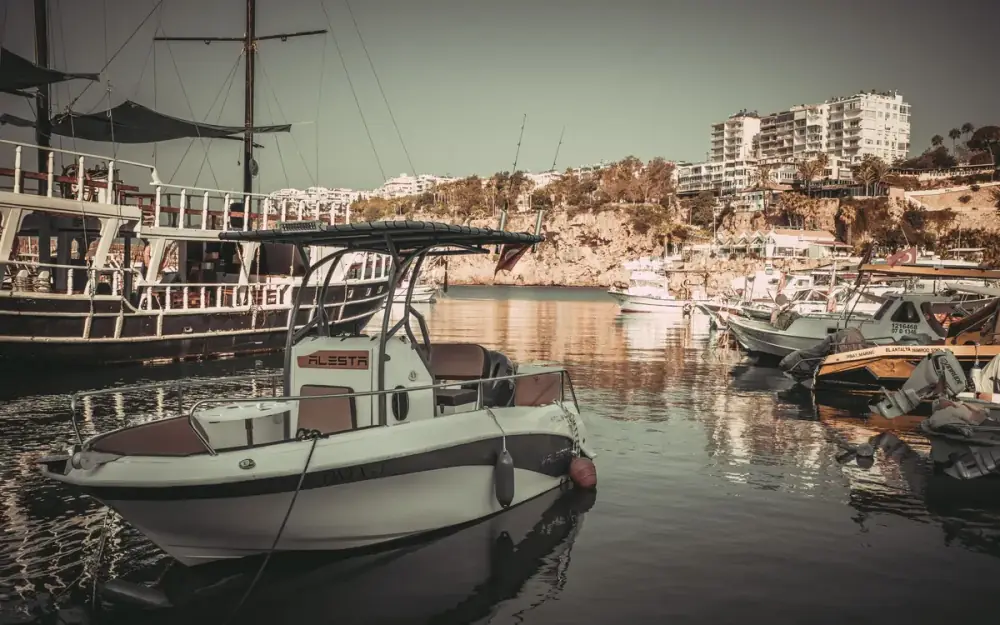 Alignement de bateaux de location dans un port