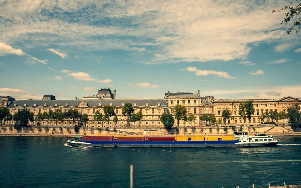 Péniche amarrée le long d'un canal