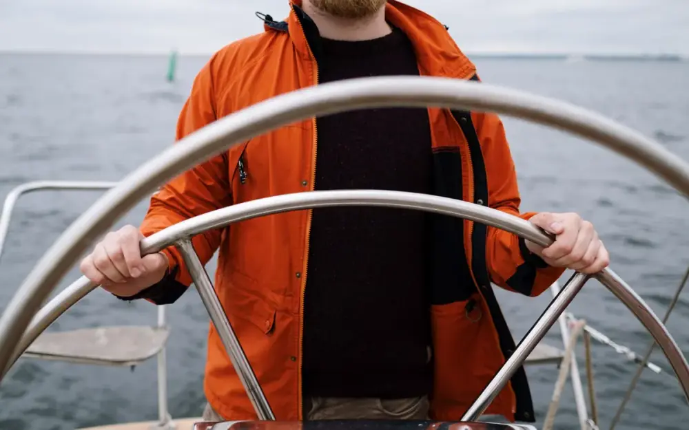 Barreur à la manœuvre, navigation en mer