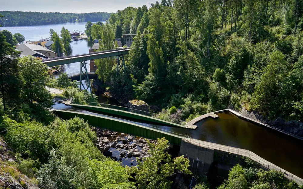 Un pont-canal franchi par la voie d'eau